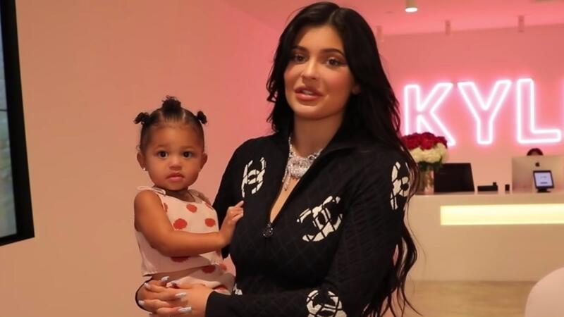 ابنة كايلي جينر نسخة طبق الأصل عن إطلالة والدتها في الميت غالا البوابة